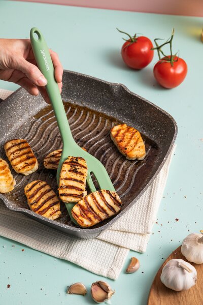 Silikonová děrovaná obracečka KitchenCraft 30 cm je šetrná k nepřilnavému nádobí, ideální pro obracení pokrmů a snadné odkapání tuku. KCSILTURNGR