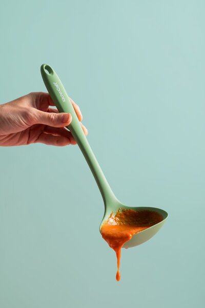 Naběračka KitchenCraft silikonová 29 cm tepelně odolná šetrná k nepřilnavému nádobí hluboká kuchyňská naběračka zelená KCSILLADGR