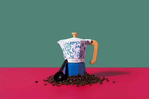 Moka konvička La Cafetière Venice 290 ml připraví plnou kávu během pár minut, zaujme designem Blu Fiorato a je ideální pro každodenní použití. LCVEN6…