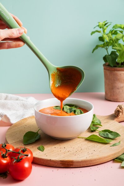 Naběračka KitchenCraft silikonová 29 cm tepelně odolná šetrná k nepřilnavému nádobí hluboká kuchyňská naběračka zelená KCSILLADGR