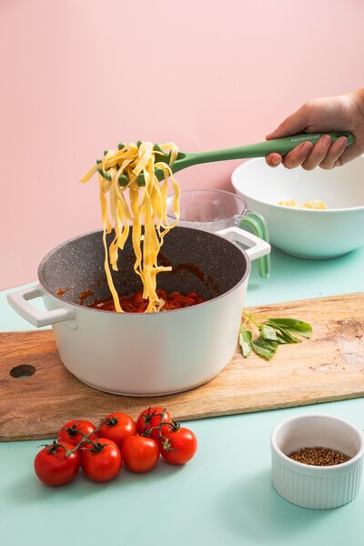 Silikonová naběračka na špagety KitchenCraft 29 cm usnadní servírování těstovin, je šetrná k nepřilnavému nádobí a vhodná pro každodenní vaření. KCSI…