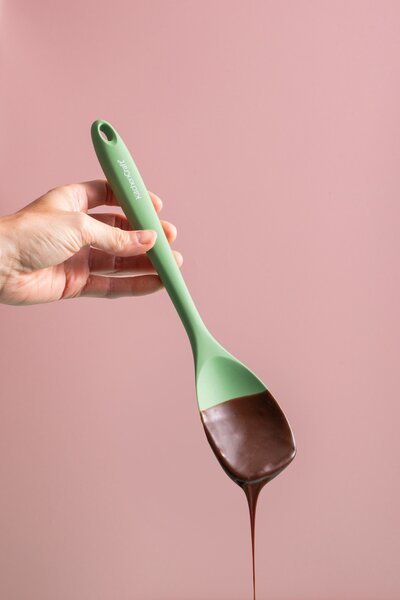 Silikonová nabírací stěrka KitchenCraft 28 cm je šetrná k nepřilnavému nádobí, praktická pro míchání i nabírání a vhodná pro každodenní vaření. KCSIL…