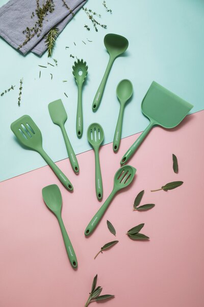 Naběračka KitchenCraft silikonová 29 cm tepelně odolná šetrná k nepřilnavému nádobí hluboká kuchyňská naběračka zelená KCSILLADGR