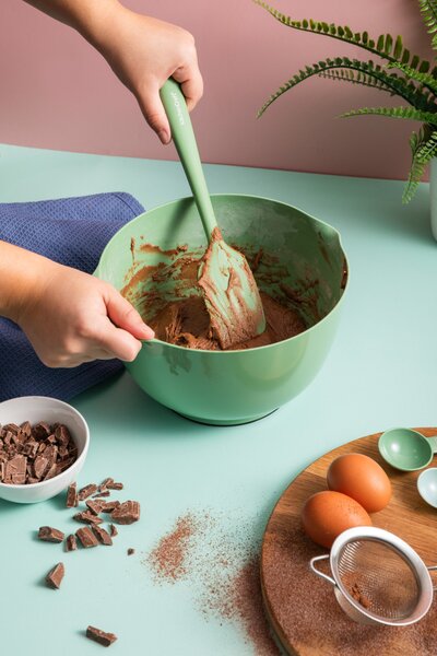 Silikonová stěrka KitchenCraft 27 cm umožňuje přesné stírání těsta i krémů, je šetrná k nepřilnavému nádobí a vhodná pro každodenní vaření. KCSILSPAT…