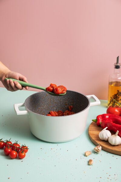 Silikonová vařečka KitchenCraft 27 cm je šetrná k nepřilnavému nádobí, ideální pro míchání i nabírání a vhodná pro každodenní vaření. KCSILSPOONGR