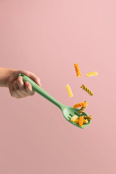 Silikonová děrovaná vařečka KitchenCraft 27 cm je šetrná k nepřilnavému nádobí, žáruvzdorná a ideální pro míchání i scezování pokrmů. KCSILMXSPGR