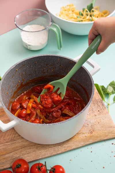 Silikonová děrovaná vařečka KitchenCraft 27 cm je šetrná k nepřilnavému nádobí, žáruvzdorná a ideální pro míchání i scezování pokrmů. KCSILMXSPGR