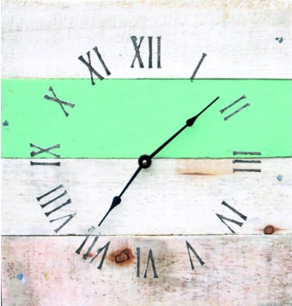 Kreativní hodiny ze dřeva v modrém objetí