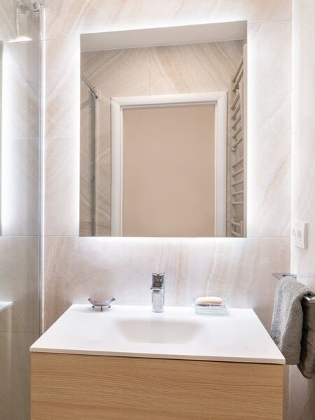 Zrcadlo do koupelny na zeď do pokoje do ložnice do předsíně na chodbu bez vypínače AMBIENTE 60 x 80 cm s LED podsvícením po celém obvodu 410-821