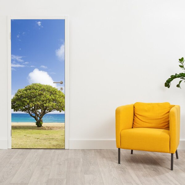 Fototapeta na dveře - Pláž se stromem (95x205cm)