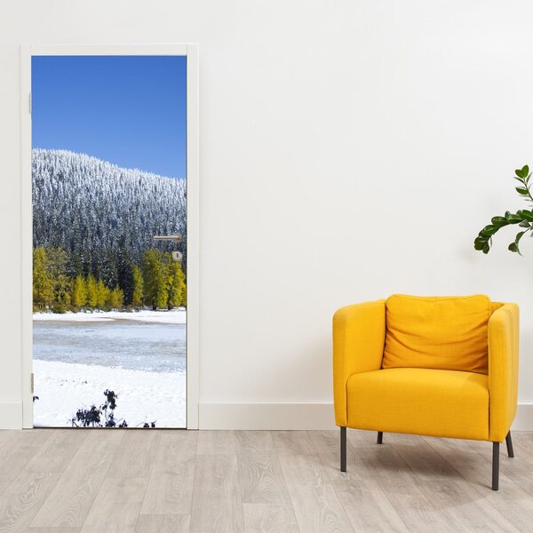 Fototapeta na dveře - Zasněžené hory v zimě (95x205cm)