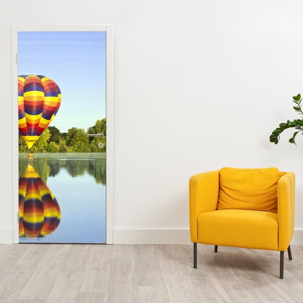 Fototapeta na dveře - Horkovzdušný balón na jezeře (95x205cm)