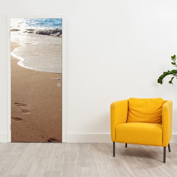Fototapeta na dveře - Stopy v písku a moře (95x205cm)