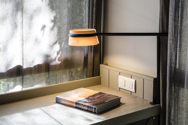 LOOP černá stolní lampa s klipem - FARO
