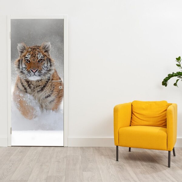 Fototapeta na dveře - Běžící tygr ve sněhu (95x205cm)