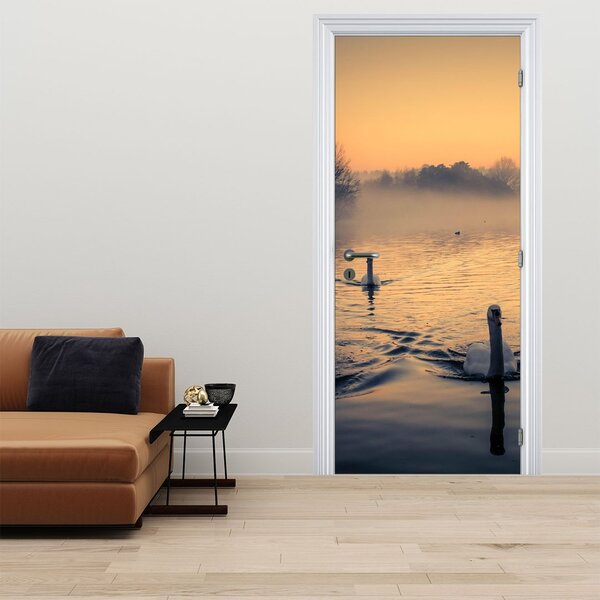 Fototapeta na dveře - Labutě na vodě v mlze (95x205cm)