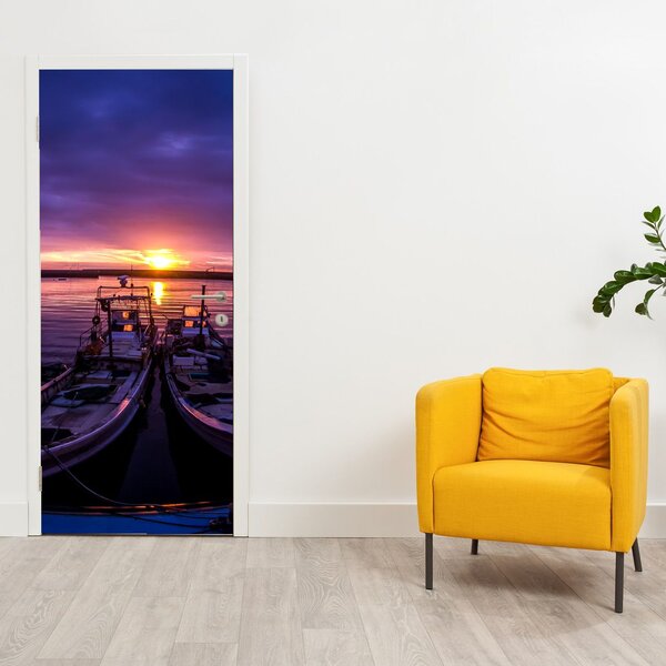 Fototapeta na dveře - Rybářské lodě v přístavu (95x205cm)
