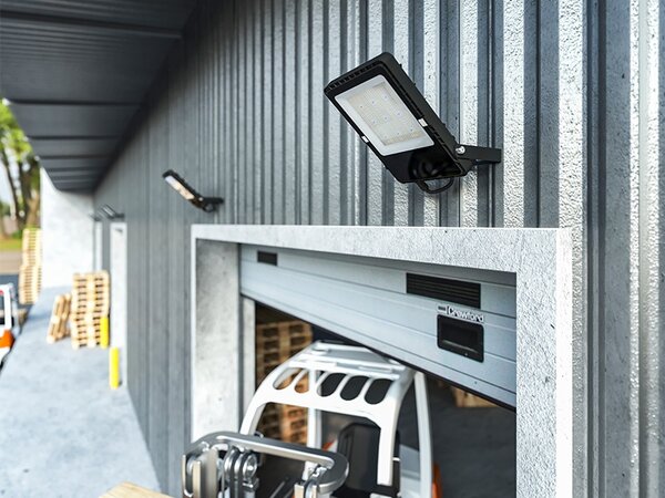 PANLUX s.r.o. Profesionální LED reflektor PANLUX MODENA EVO 200W s nastavitelným výkonem a CCT