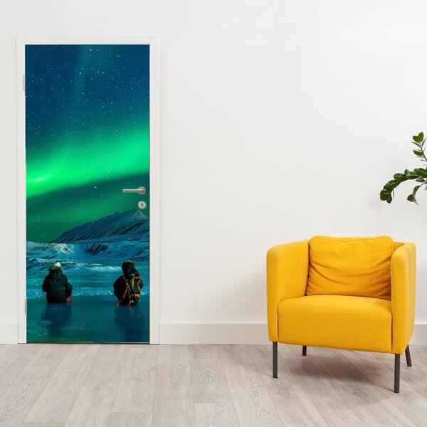 Fototapeta na dveře - Lidé u polární záře (95x205cm)
