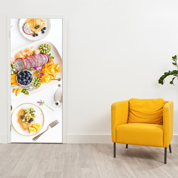 Fototapeta na dveře - Talíře s ovocem na stole (95x205cm)
