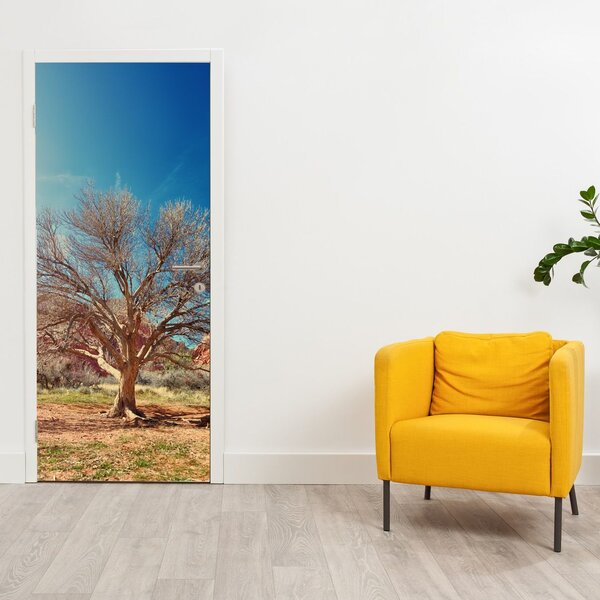 Fototapeta na dveře - Strom v poušti (95x205cm)