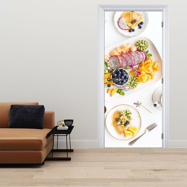Fototapeta na dveře - Talíře s ovocem na stole (95x205cm)