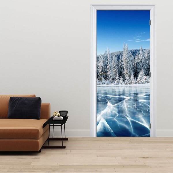 Fototapeta na dveře - Zamrzlé jezero a zasněžené stromy (95x205cm)