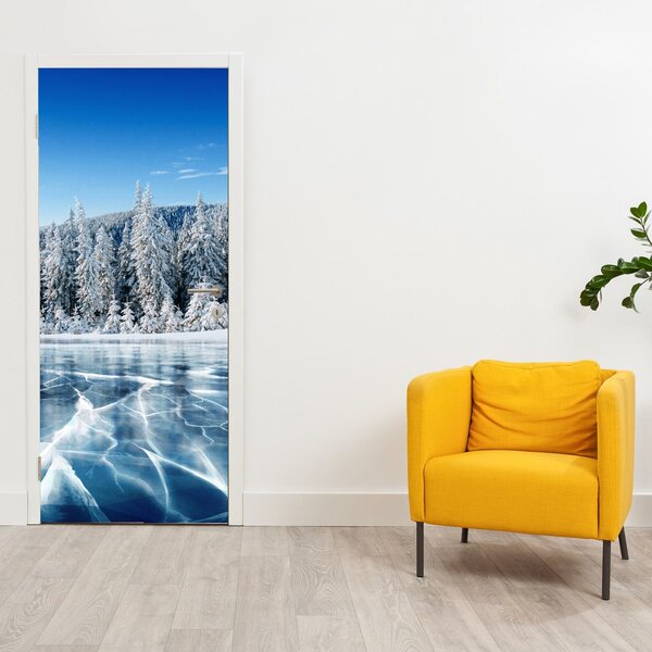 Fototapeta na dveře - Zamrzlé jezero a zasněžené stromy (95x205cm)