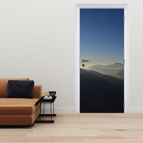 Fototapeta na dveře - Nad vrcholky hor (95x205cm)