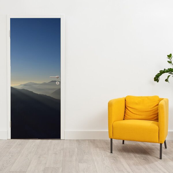 Fototapeta na dveře - Nad vrcholky hor (95x205cm)