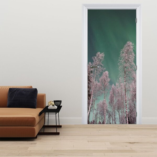 Fototapeta na dveře - Polární záře nad zmrzlými stromy (95x205cm)