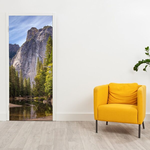 Fototapeta na dveře - Pod Yosemite skálou (95x205cm)