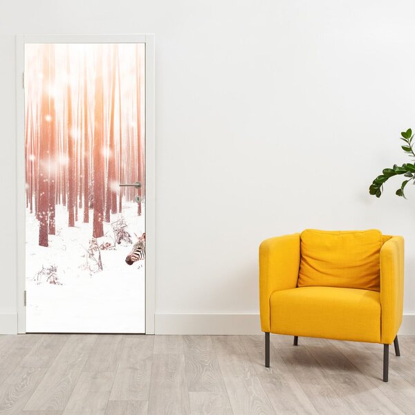 Fototapeta na dveře - Zebra v zasněženém lese (95x205cm)