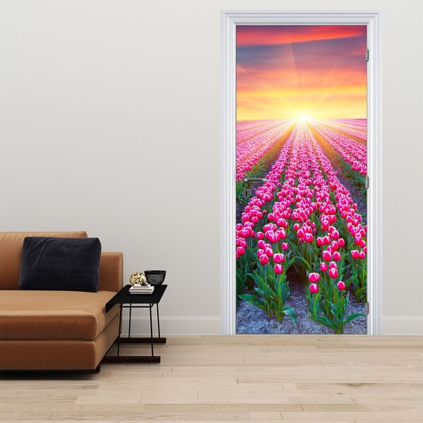 Fototapeta na dveře - Pole tulipánů se sluncem (95x205cm)