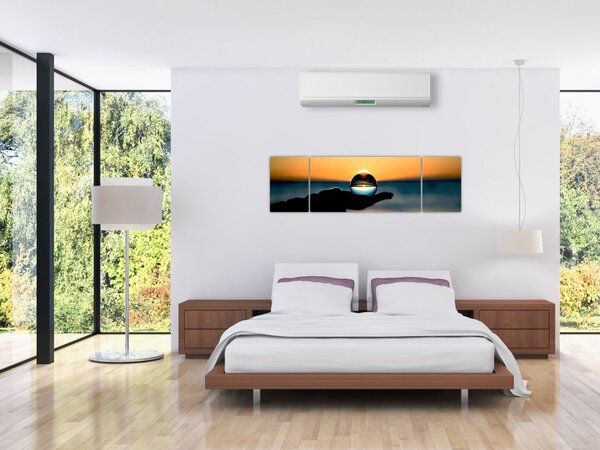 Obraz skleněné koule v dlani (170x50 cm)