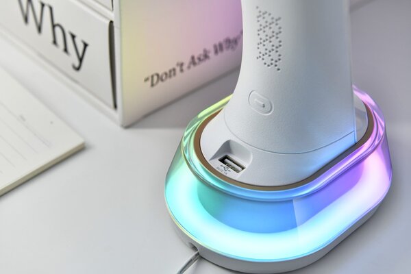 LED stolní lampička Immax CORELLA s Qi nabíjením bílá +zlaté prvky RGB podsvícení