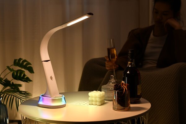 LED stolní lampička Immax CORELLA s Qi nabíjením bílá +zlaté prvky RGB podsvícení
