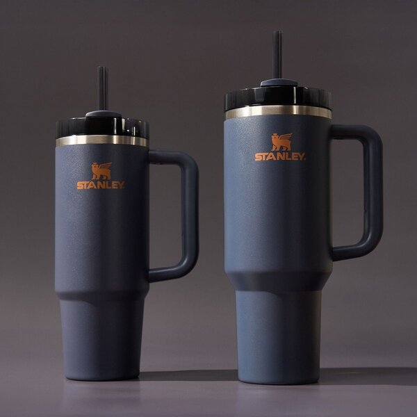 Tmavě modrá termoska s brčkem z nerezové oceli 1,18 l Quencher H2.0 FlowState Tumbler Twilight – Stanley