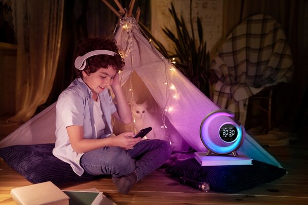 LED noční lampička, budík Immax PEACOCK s hodinami, RGB světlem a USB portem, stříbrná