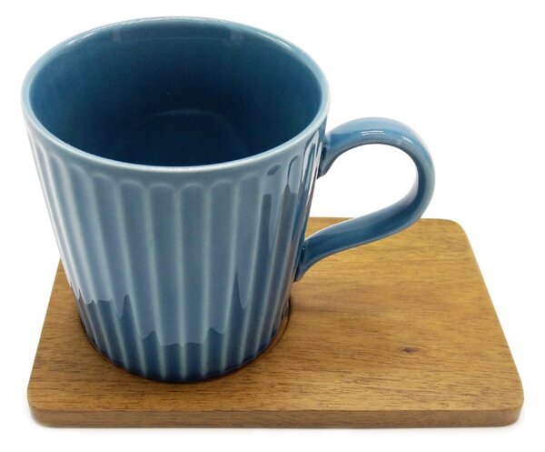 Hrnek Take a break, 380 ml – modrý, žebrovaný povrch a dřevěný podtácek