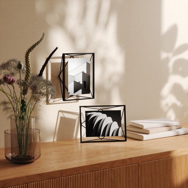 Černý kovový rámeček stojací/na zeď 23x18 cm Prisma – Umbra