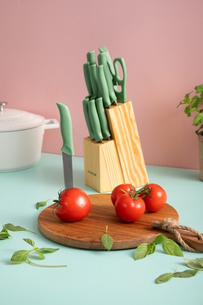 Sada nožů KitchenCraft 14 ks nabízí kompletní vybavení pro vaření i servírování, včetně steakových nožů a praktického dřevěného bloku. KCKNB14GR