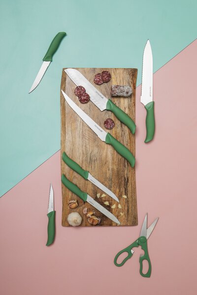 Sada nožů KitchenCraft 14 ks nabízí kompletní vybavení pro vaření i servírování, včetně steakových nožů a praktického dřevěného bloku. KCKNB14GR