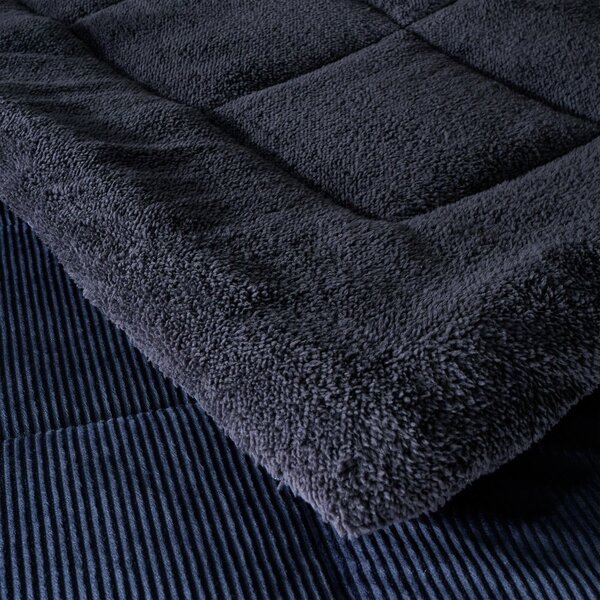 Tmavě modrý prošívaný přehoz z mikroplyše na dvoulůžko 200x220 cm Cosy Cord – Catherine Lansfield