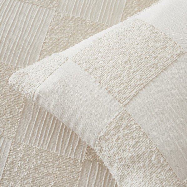 Krémové prodloužené povlečení na dvoulůžko z materiálu bouclé 230x220 cm Cosy Checkerboard – Catherine Lansfield