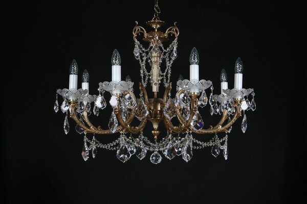 Lustr z lité mosazi s 8 kovovými rameny zdobenými francouzskými křišťálovými ověsy s povrchovou úpravou připomínající bronz. L865-8-4-dia85x62cm