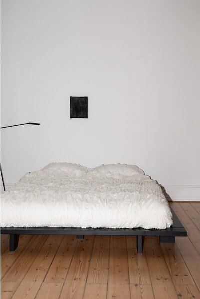 Černá dvoulůžková postel z borovicového dřeva s roštem 140x200 cm Japan – Karup Design