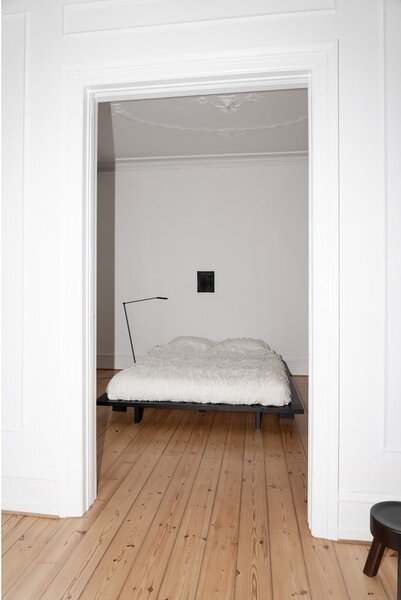 Černá dvoulůžková postel z borovicového dřeva s roštem 140x200 cm Japan – Karup Design