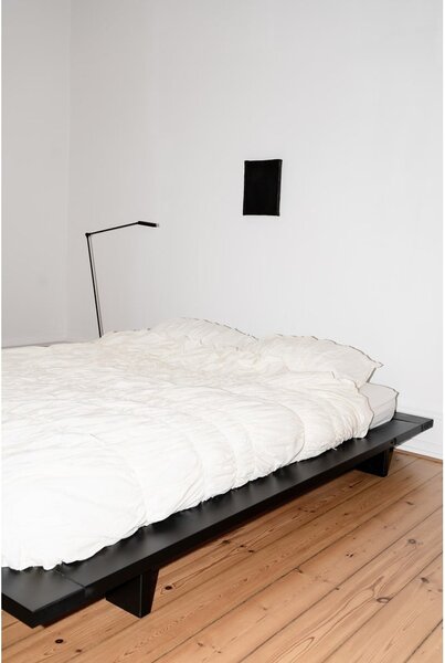 Černá dvoulůžková postel z borovicového dřeva s roštem 140x200 cm Japan – Karup Design