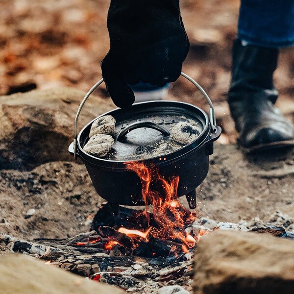 Litinový hrnec Lodge Dutch Oven 9,4 l s poklicí